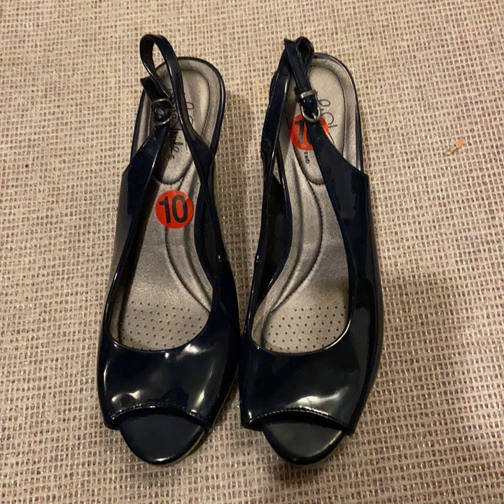Open toe pumps